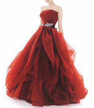 結婚式 赤カラードレス、レッドオーガンジーチュールが軽やかで可愛らしい花嫁に。2サイズ対応(５号～１７号)【ブライダルプロ選定/レンタル】220,000円(税込242,000円)